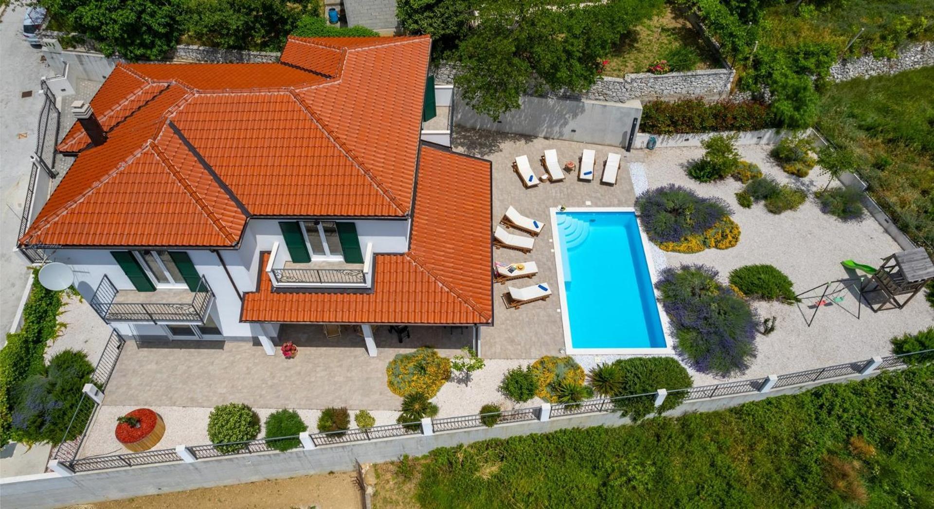 Belina: 4 Ensuite Bedrooms, Game Room, Heated Pool, Sauna & Gym *